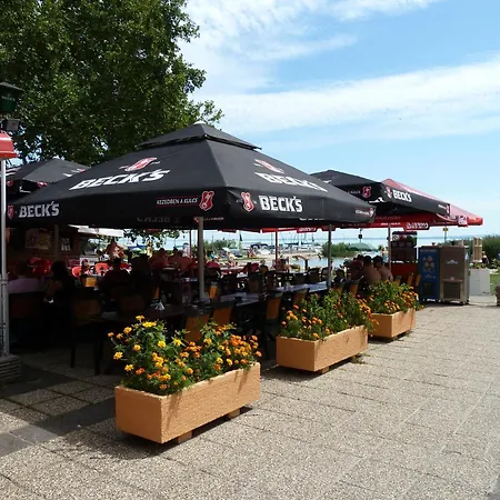 Happy Camp Mobile Homes In Balatontourist Fuered & 2*