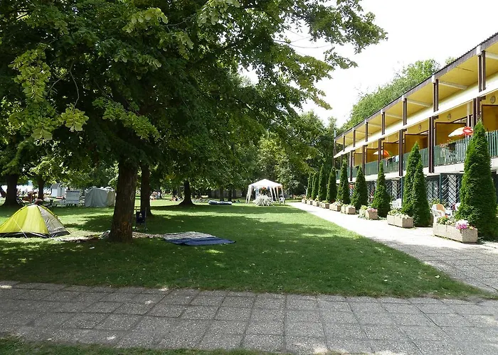 Happy Camp Mobile Homes In Balatontourist Fuered & באלאטונפורד